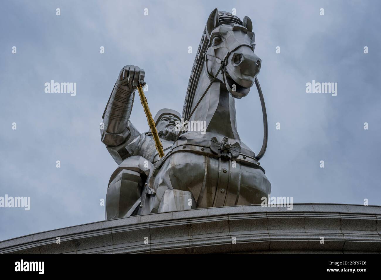 Dunkle Wolken über der Reiterstatue Dschingis Khan, einer 130 Meter hohen Edelstahlstatue, die Teil des Komplexes der Dschingis-Khan-Statue im Bann ist Stockfoto