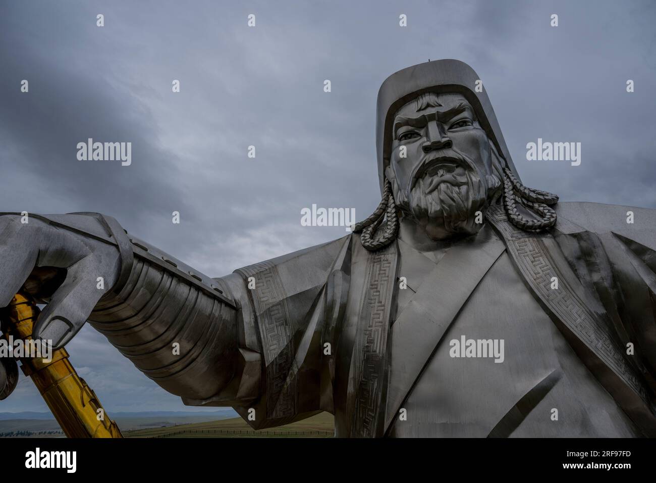 Dunkle Wolken über der Reiterstatue Dschingis Khan (Nahaufnahme), einer 130 Meter hohen Edelstahlstatue, die Teil des Dschingis Khan Statue Komplexes ist Stockfoto