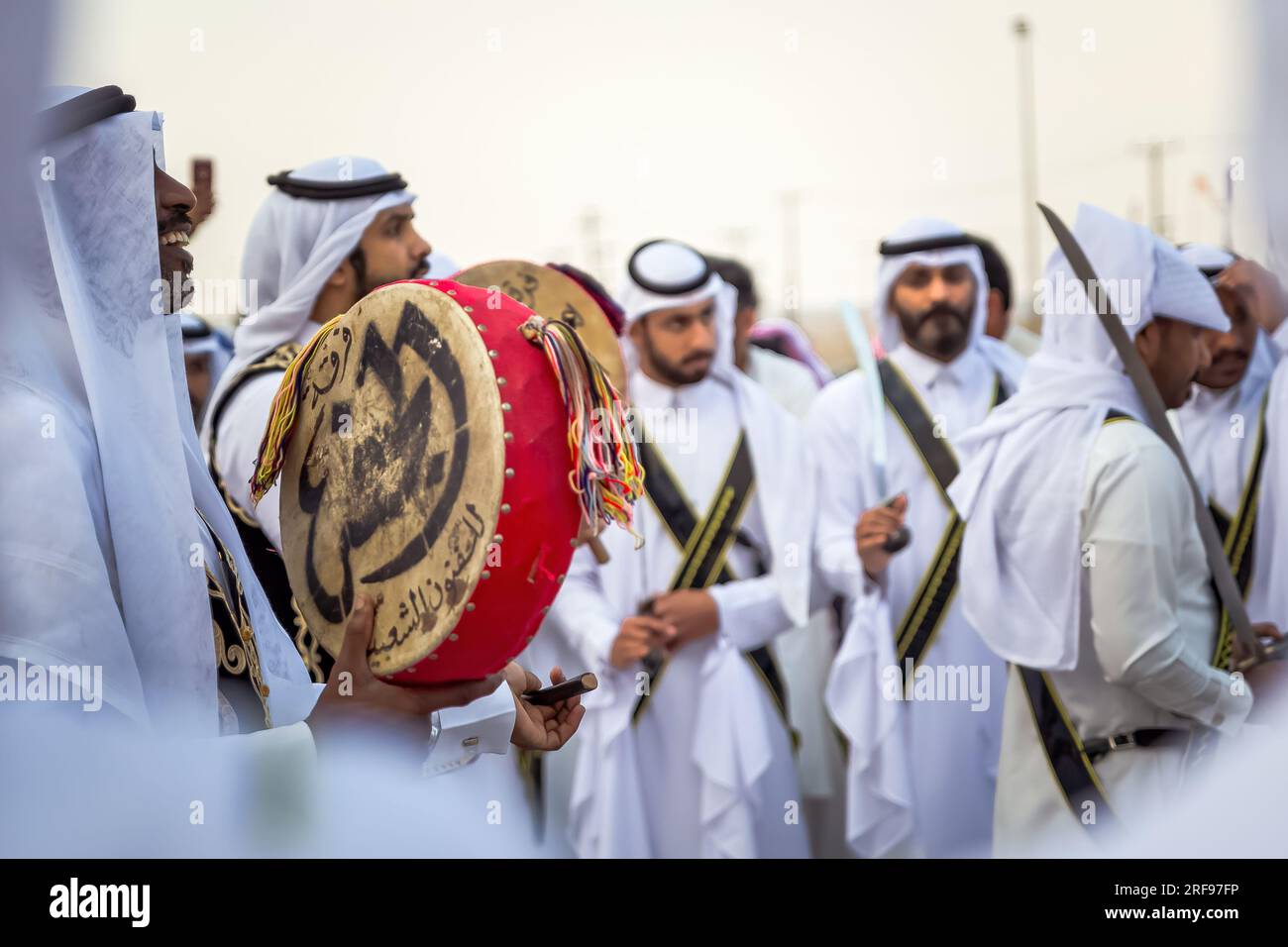 Eine Gruppe von Saudi-Arabern, die traditionellen saudi-arabischen Tanz in Abqaiq Desert Safari Festival Saudi-Arabien 10. Januar 2020. Selektiv fokussierte o Stockfoto