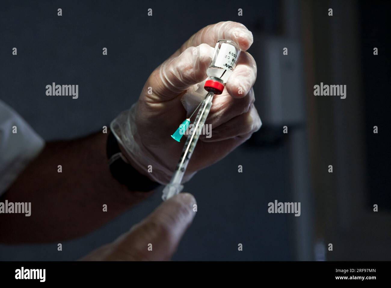 Ästhetische Medizin: Injektion von Botulinumtoxin zur Behandlung von Falten. Stockfoto