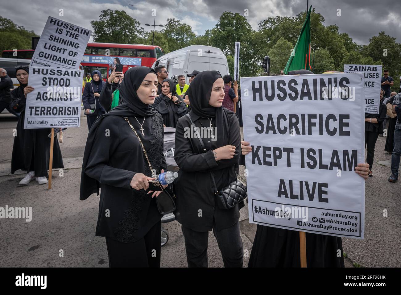 Hunderte schiitischer Moslems versammeln sich am Marble Arch, bevor sie sich zur jährlichen Ashura Day-Prozession 34. aufmachen. London, Großbritannien. Stockfoto