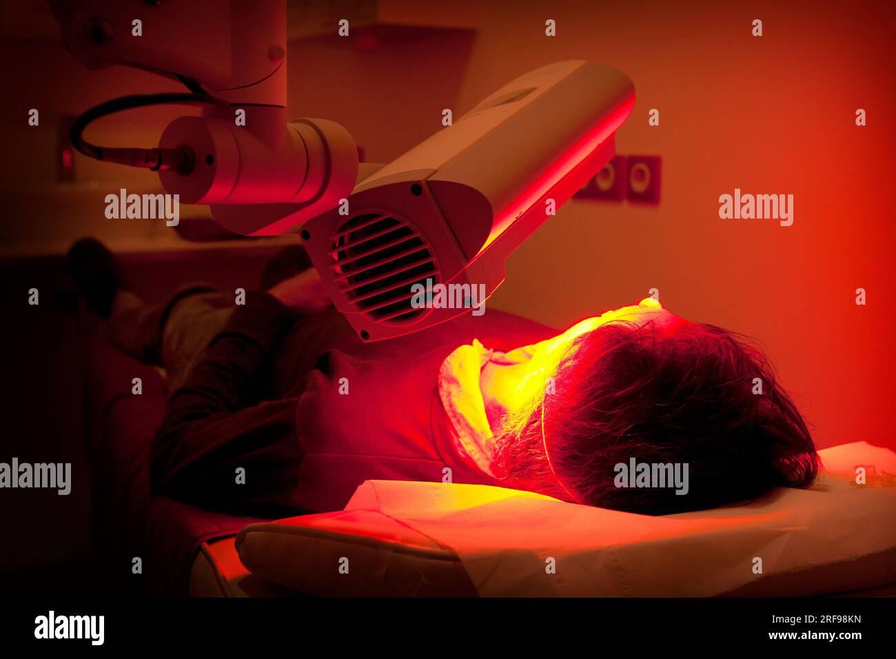 In einer ästhetischen Praxis die Vorbereitung der Haut in der Sonne mit Hilfe von Kaltlicht (oder LEDs). Stockfoto