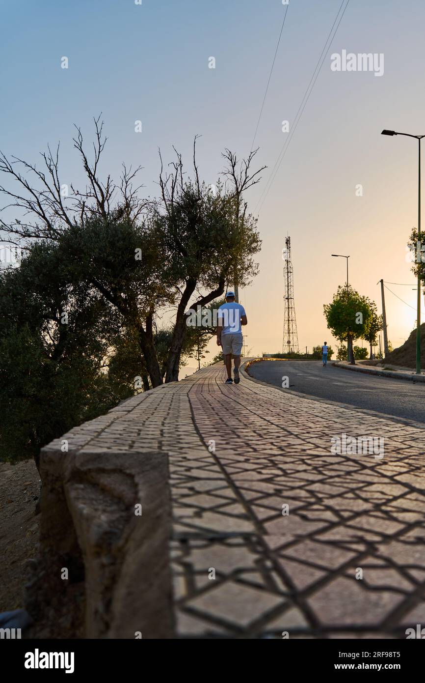 Mann zu Fuß auf der Straße Stockfoto
