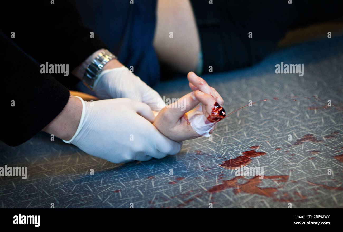 Erste-Hilfe-Training: Lernen, wie man Blutungen behandelt. Stockfoto