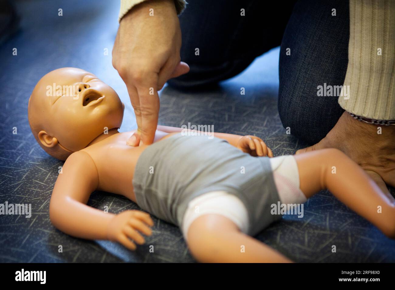 Erste-Hilfe-Training: Herzmassage bei einem Säugling. Stockfoto