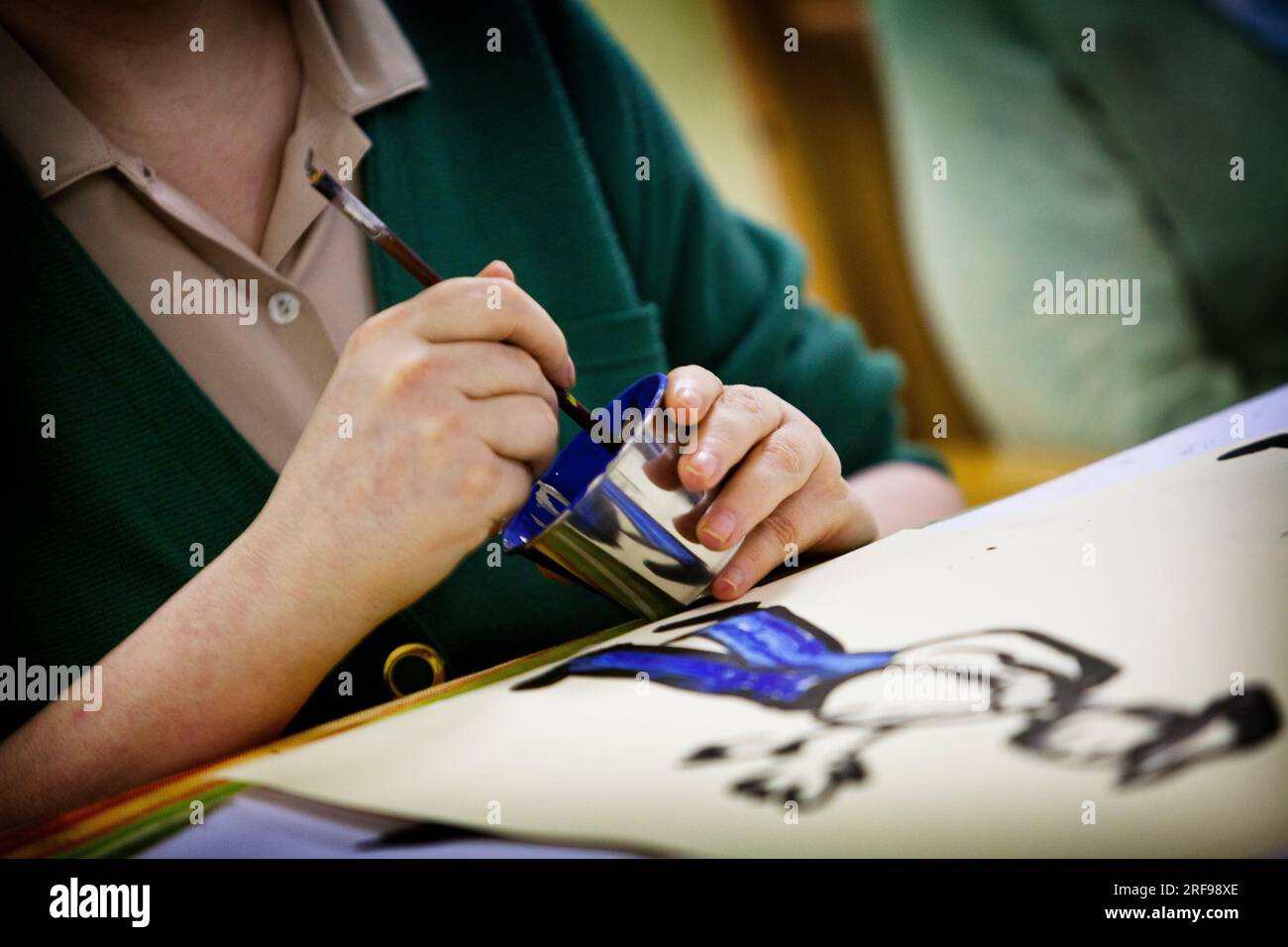 Kunsttherapie in einem Seniorenheim für Alzheimer- und Demenzpatienten. Stockfoto