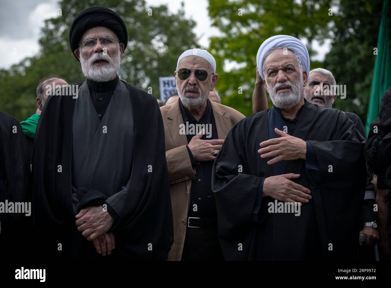 Hunderte schiitischer Moslems versammeln sich am Marble Arch, bevor sie sich zur jährlichen Ashura Day-Prozession 34. aufmachen. London, Großbritannien. Stockfoto