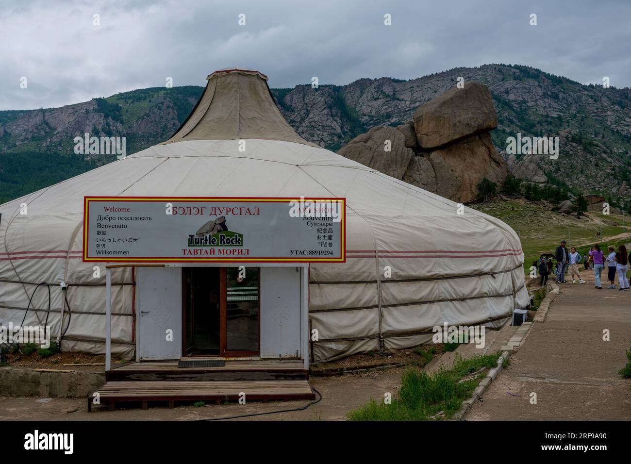 Ein Souvenirladen (ger) im Turtle Rock im Gorkhi Terelj National Park, 60 km von Ulaanbaatar, Mongolei entfernt. Stockfoto