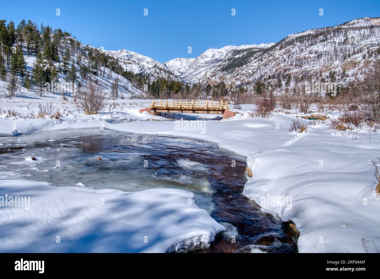 Winterschnee am Big Thompson River im Moraine Park im Rocky Mountain National Park, Colorado Stockfoto