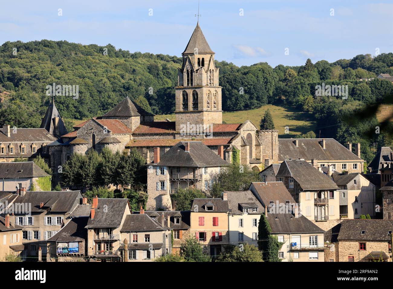 La petite ville historique et pittoresque d’Uzerche dans la vallée de la Vézère en Corrèze dans le Limousin en France, Nouvelle-Aquitaine, Europa Stockfoto
