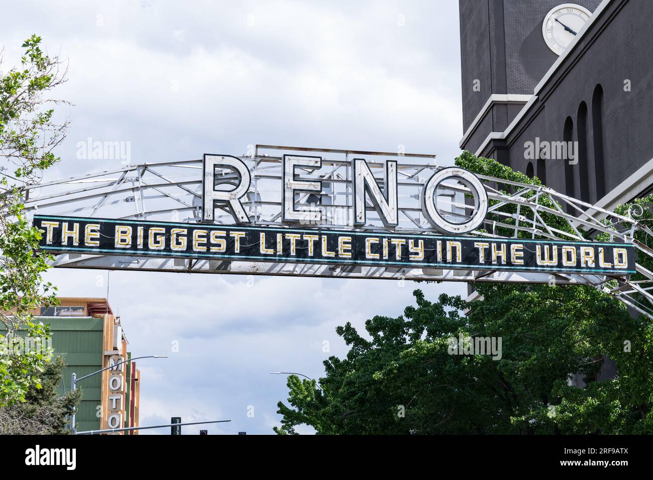 Das alte Reno-Schild, das sich über die Lake Street erstreckt, heißt Besucher willkommen, wenn sie die Stadt betreten. Stockfoto