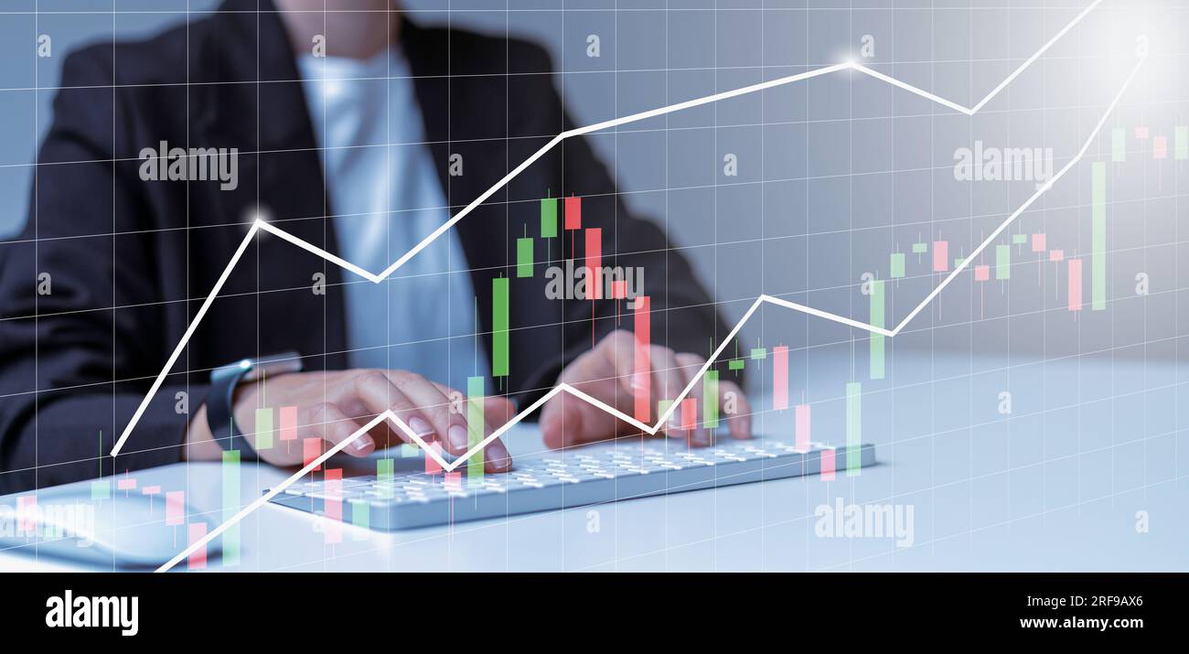 Hintergrund der Finanzaktienmärkte, Kryptowährungs- und Weltwirtschaftsdiagramme analysiert ein Geschäftsmann die Indikatoren der Wirtschaft. Stockfoto