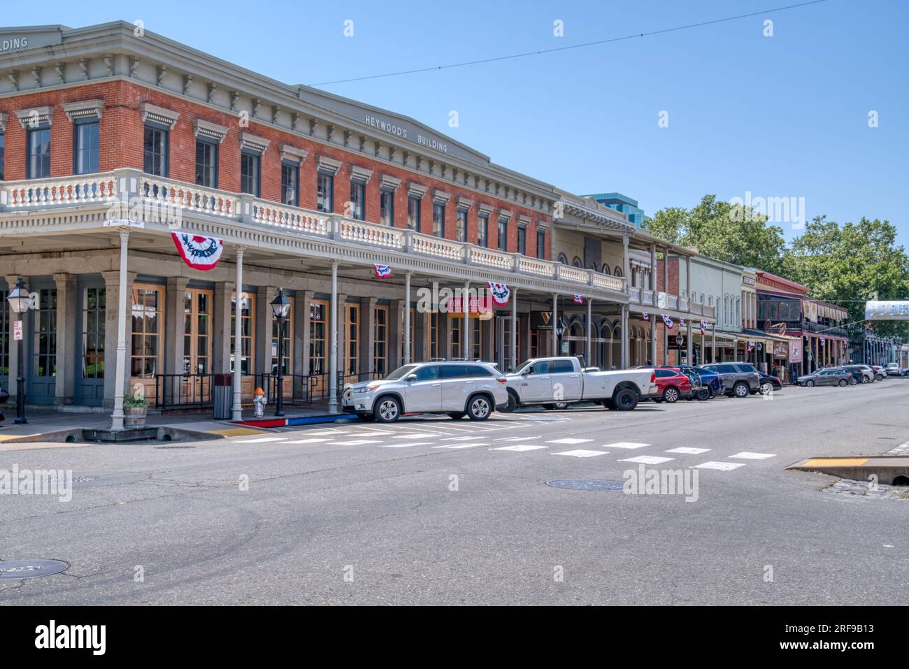 Sacramento, CA - 25. Mai 2023: Historische Gebäude säumen die Straße in der Altstadt von Sacremento in der Nähe des Ufers der Stadt Sacremento, Califo Stockfoto