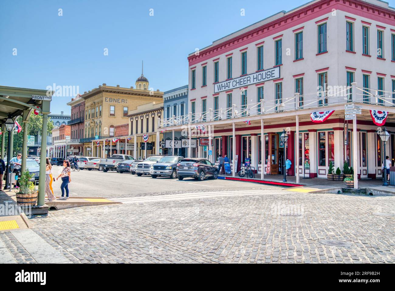 Sacramento, CA - 25. Mai 2023: Historische Gebäude säumen die Straße in der Altstadt von Sacramento in der Nähe des Ufers der Stadt Sacramento, Califo Stockfoto