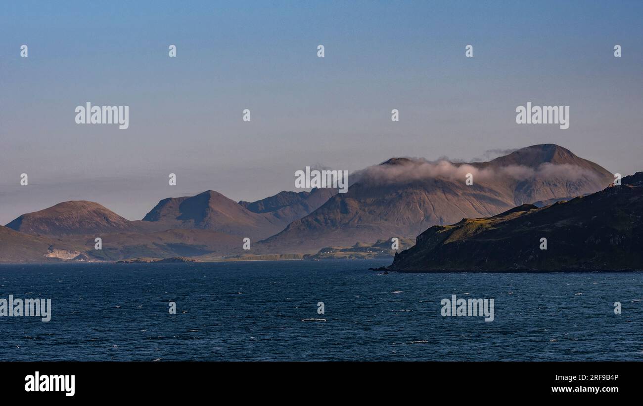 Portree, Isle of Skye, Schottland, Großbritannien. 5. Juni 2023 Blick auf die Hügel von Cuillin von Loch Coruisk, Isle of Skye, Schottland. Stockfoto