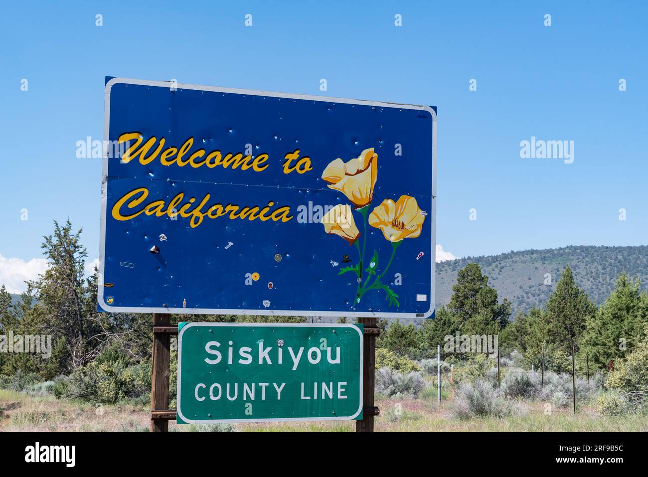Dorris, CA - 26. Mai 2023: Willkommen beim California-Schild entlang Highway 97 in Nordkalifornien in Siskiyou County. Stockfoto