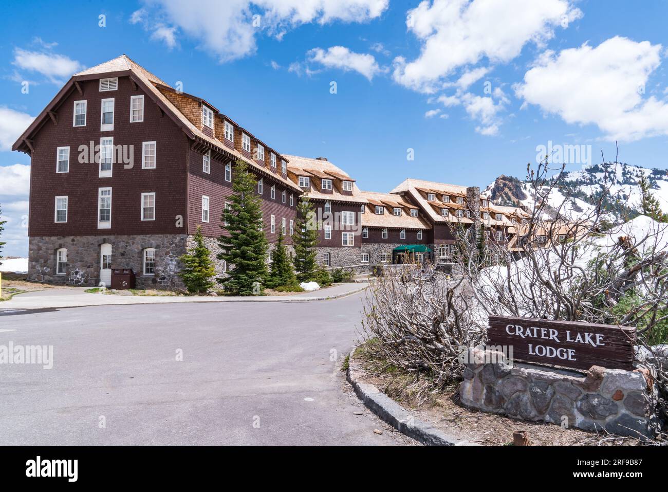Crater Lake, OR - 26. Mai 2023: Crater Lake Lodge ist eine wunderschöne Lodge mit 71 Zimmern am Rand des Crater Lake im Crater Lake National Park in Oreg Stockfoto