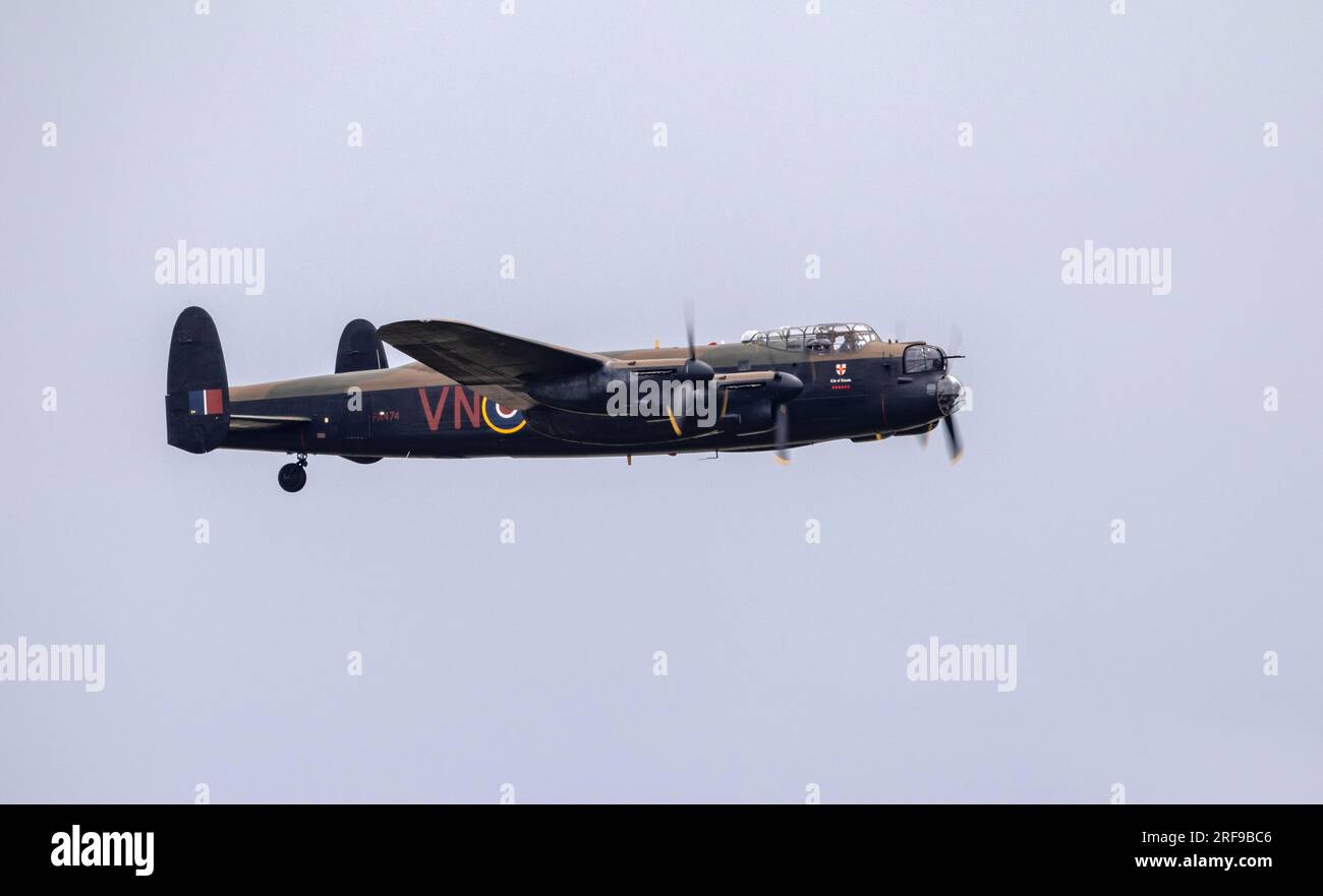 BBMF Lancaster Bomber während der Ausstellung auf der Royal International Air Tattoo 2023 Stockfoto