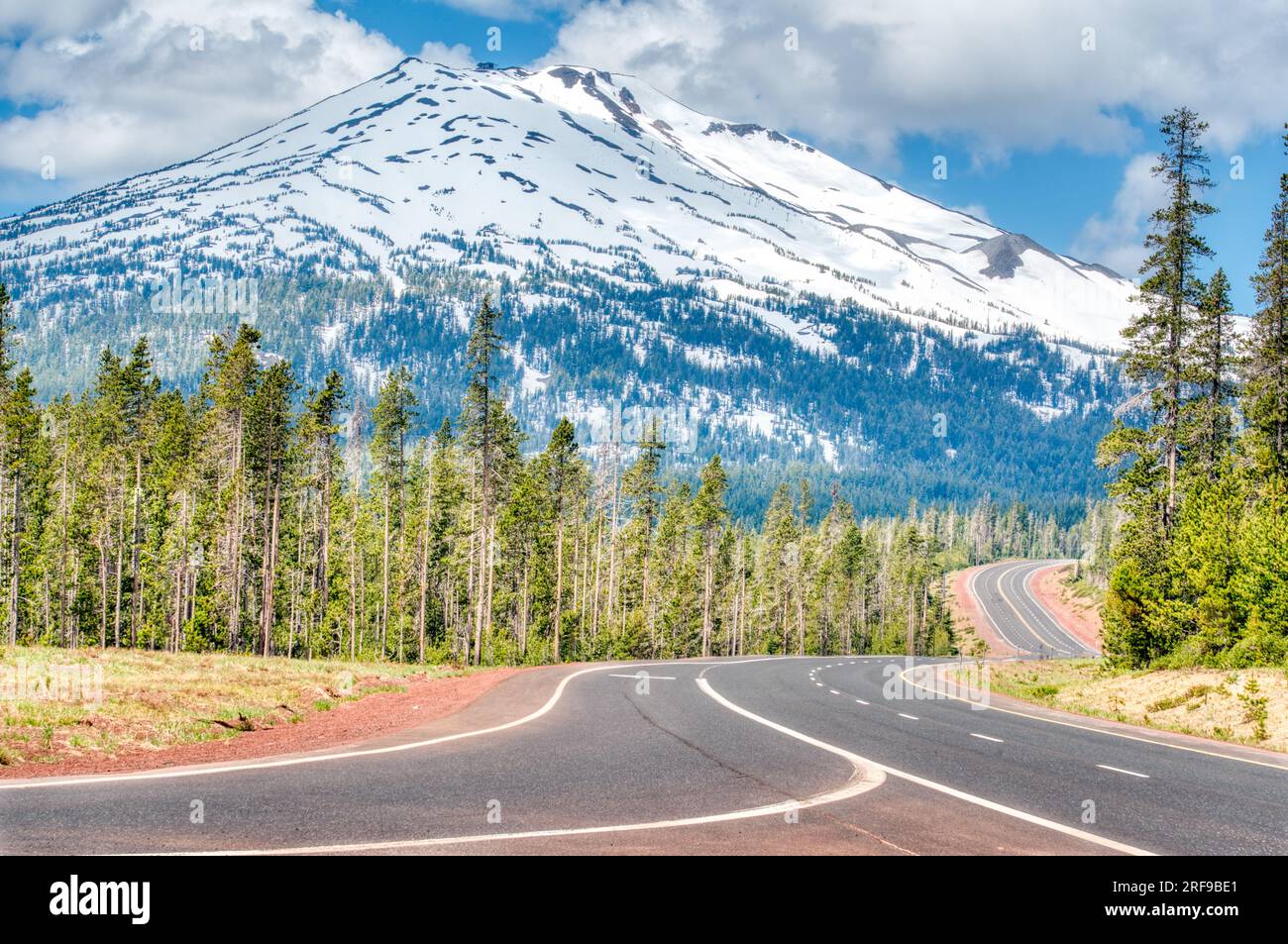 Die Straße führt zum Mount Bachelor in der Cascade Range im Zentrum von Oregon Stockfoto