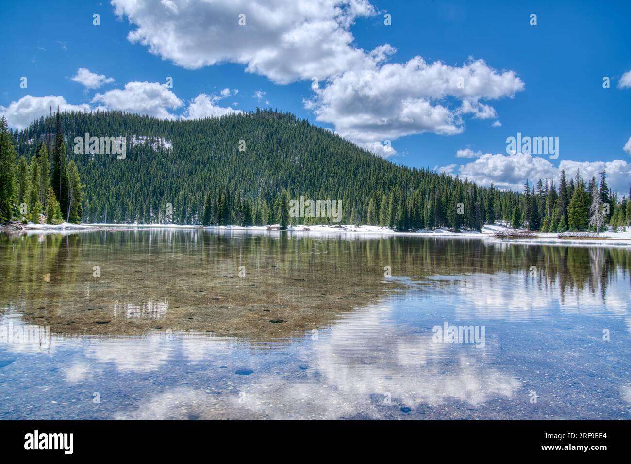 Das wunderschöne kristallklare Wasser des Devil's Lake in den Cascade Mountains im Zentrum von Oregon Stockfoto