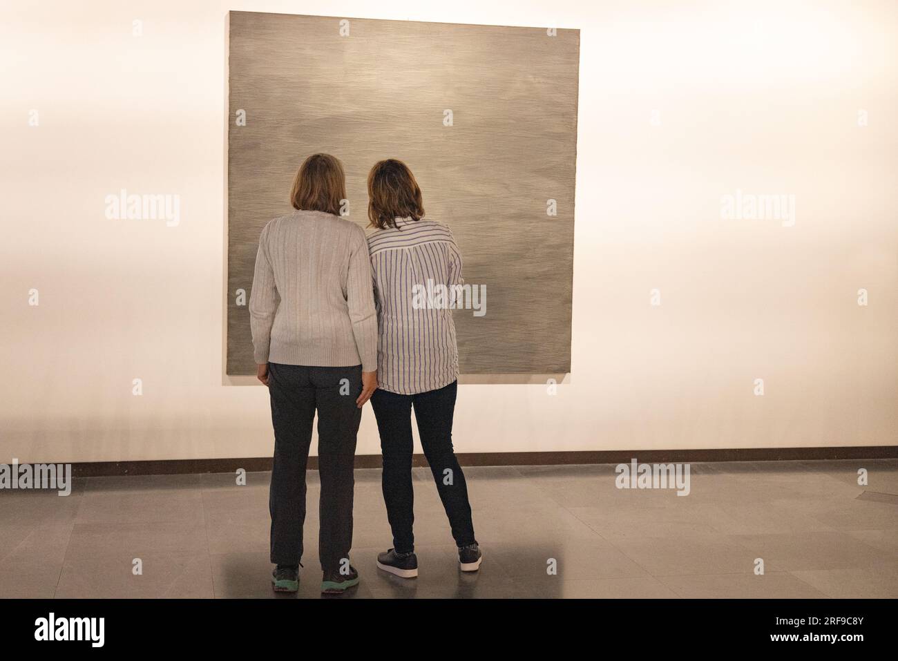 Zwei Frauen schauen sich ein Gemälde im Inneren der Galleria d'Arte Moderna ( Galerie für moderne Kunst ), Palazzo Forti, Verona Italien Europa an Stockfoto