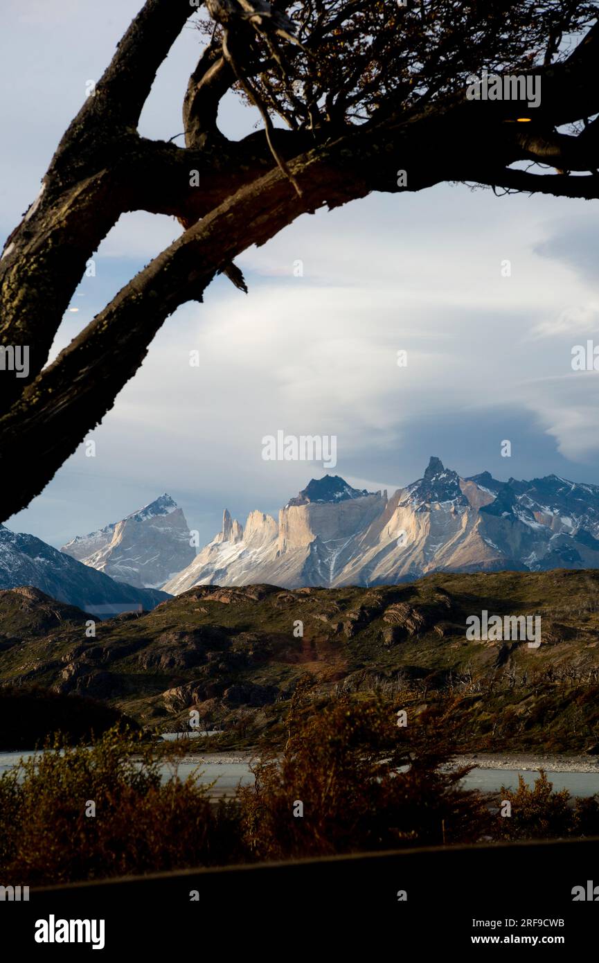 Paine Massif (Cuerno Paine Grand und Cuerno Principal) im Torres del Paine Nationalpark Chile. Stockfoto