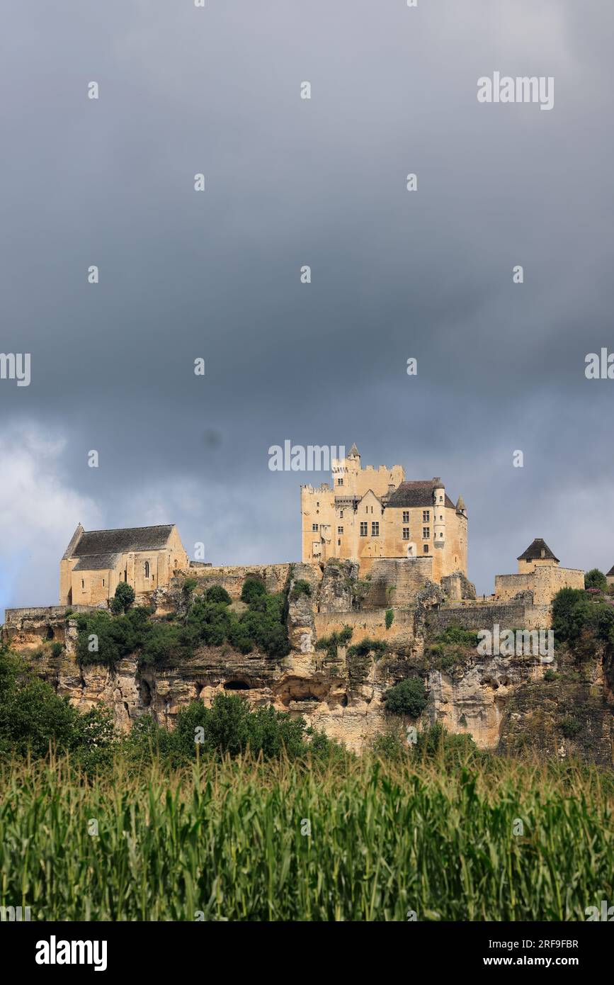 Le château Fort et l’église fortifiée de Beynac en Périgord dans la vallée de la Dordogne, Frankreich, Europa Stockfoto