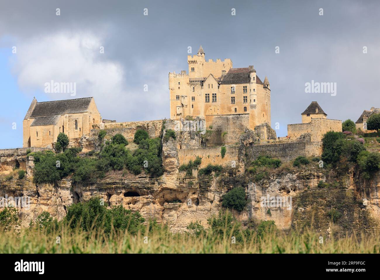 Le château Fort et l’église fortifiée de Beynac en Périgord dans la vallée de la Dordogne, Frankreich, Europa Stockfoto