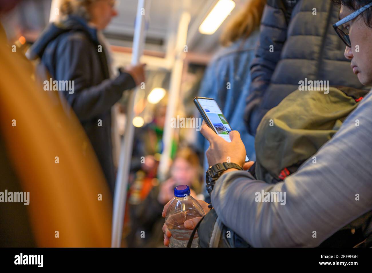 Ein Edinburgh Tram Pendler surft auf Einem Smartphone über öffentliches WLAN im Internet Stockfoto