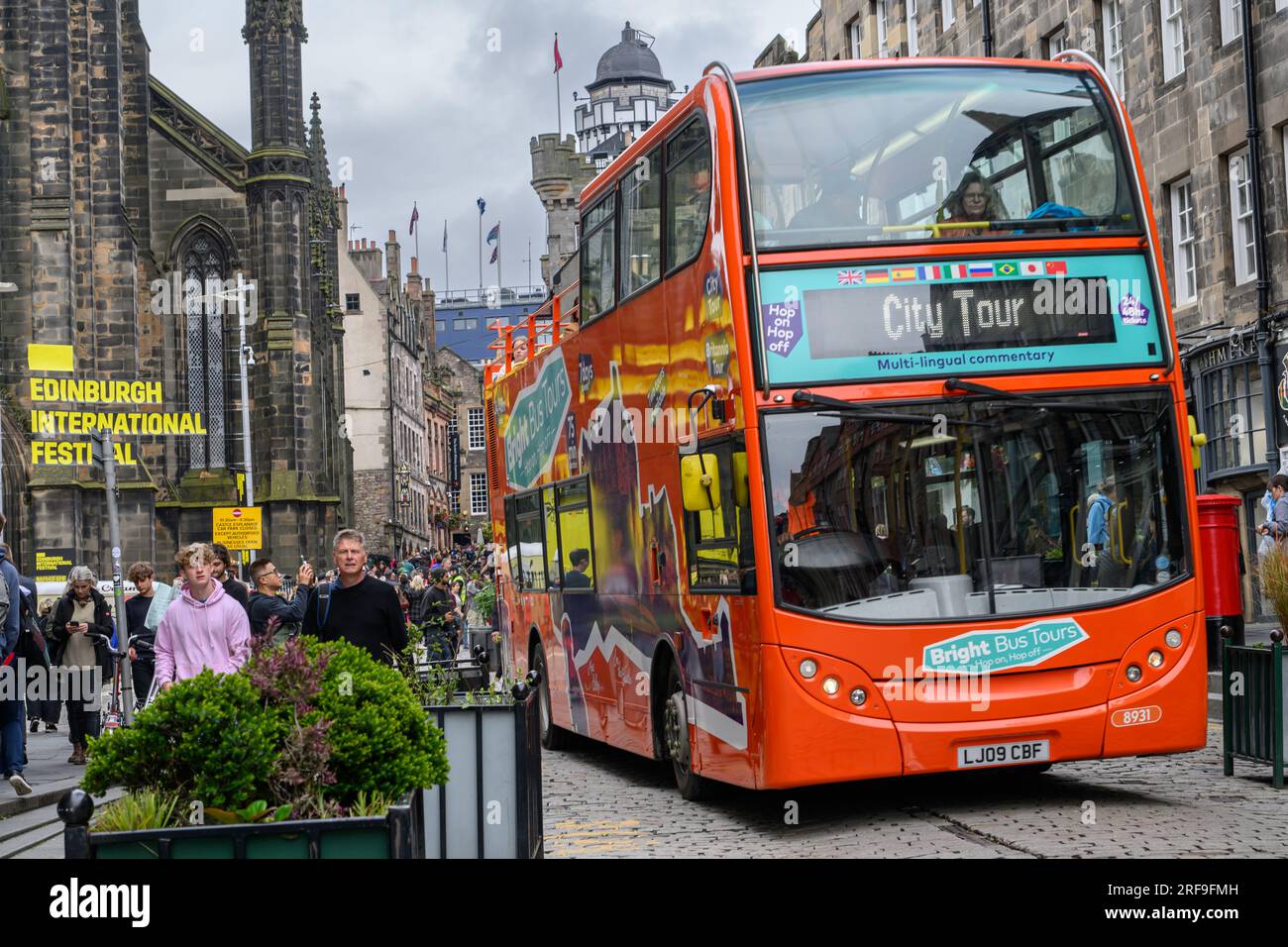 A Bright Bus Tours Hop On, Hop Off Doppeldeckerbus auf Castlehill, Royal Mile, Edinburgh, Schottland, Großbritannien, UK, während des Edinburgh Festivals Stockfoto