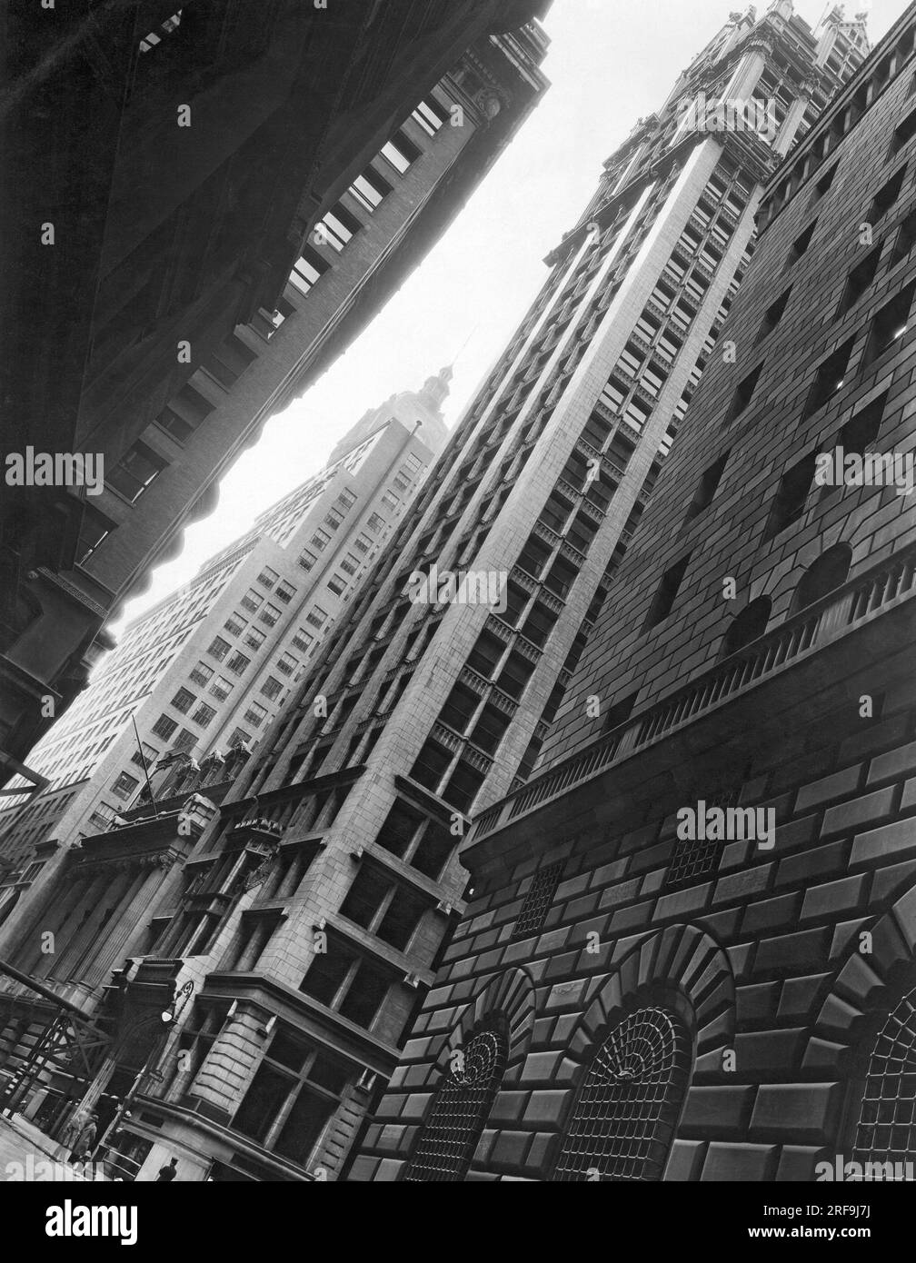 New York, New York: ca. 1925 die kunstvoll verzierten Steinarbeiten der Federal Reserve Bank in der Liberty Street und der Nassau Street im Finanzviertel. Stockfoto