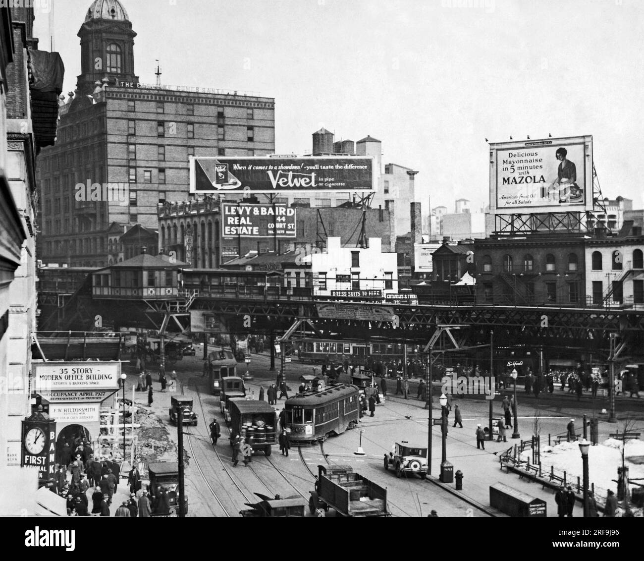 New York, New York C 1926. Die Kreuzung von Court Street und Fulton Street in Brooklyn zeigt die Verkehrsstaus. Stockfoto