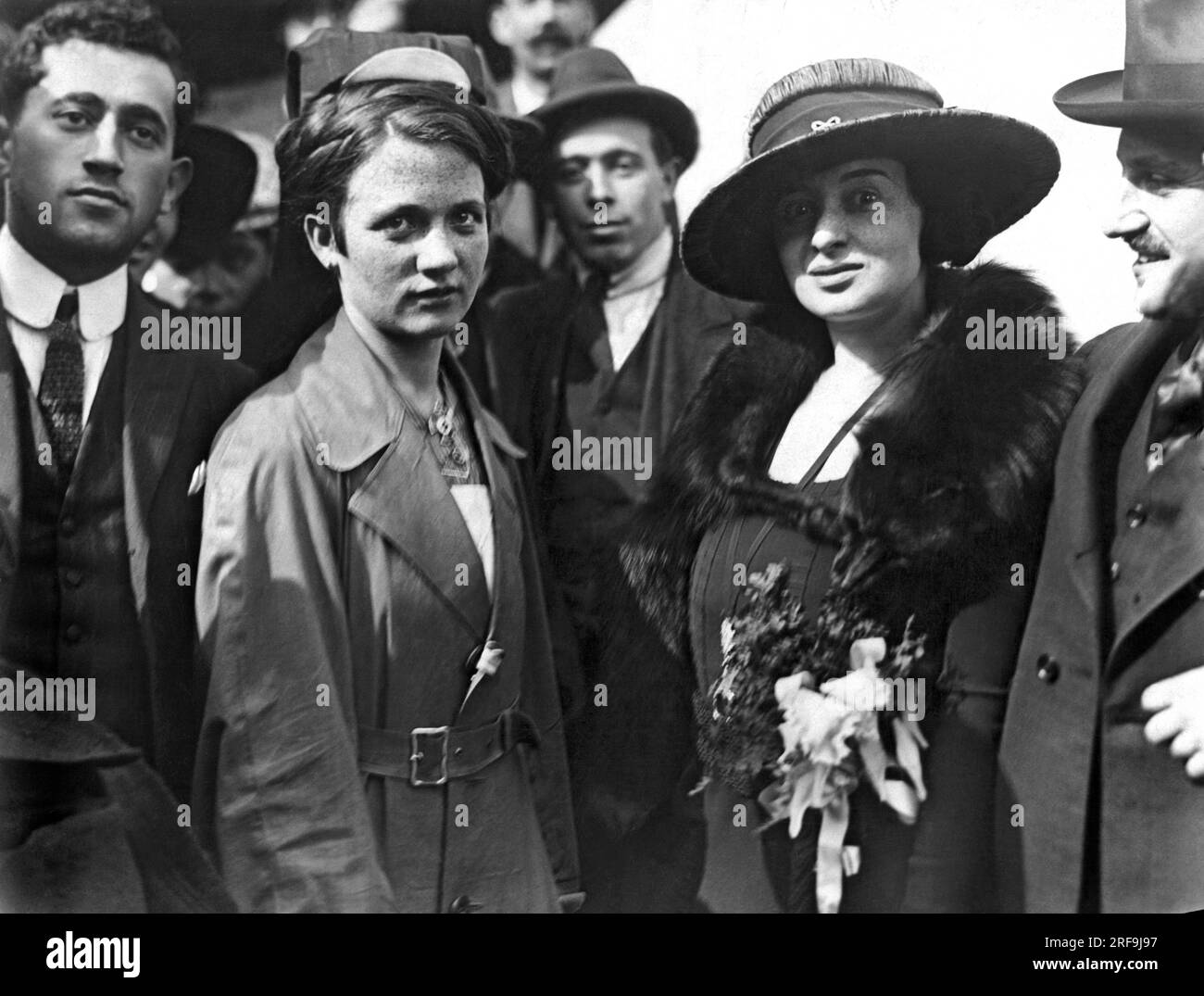 New York, New York: ca. 1920 um die Bedürfnisse von Einwanderern aus erster Hand zu untersuchen, ist heute ein Ausschuss von Beamten und Frauen der Gesellschaft unter den Passagieren auf dem Dampfer "Adria" untergegangen. Das Bild zeigt Mrs. Arnold Gottlieb, wie sie aus erster Hand von einem Immigrantenmädchen weiß. Stockfoto