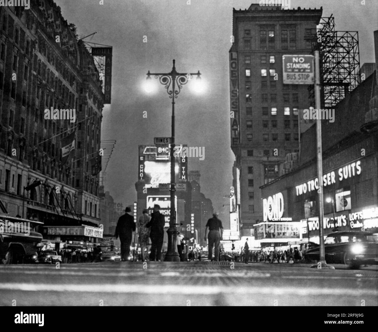 New York, New York: 13. Juni 1961. Der „Great White Way“ von New York City ist bei einem massiven Stromausfall in Midtown Manhattan nur halb beleuchtet. Die Ostseite ist beleuchtet, während die Westseite des Broadway verdunkelt ist. Diese Aussicht blickt nach Norden vom Times Square. Stockfoto