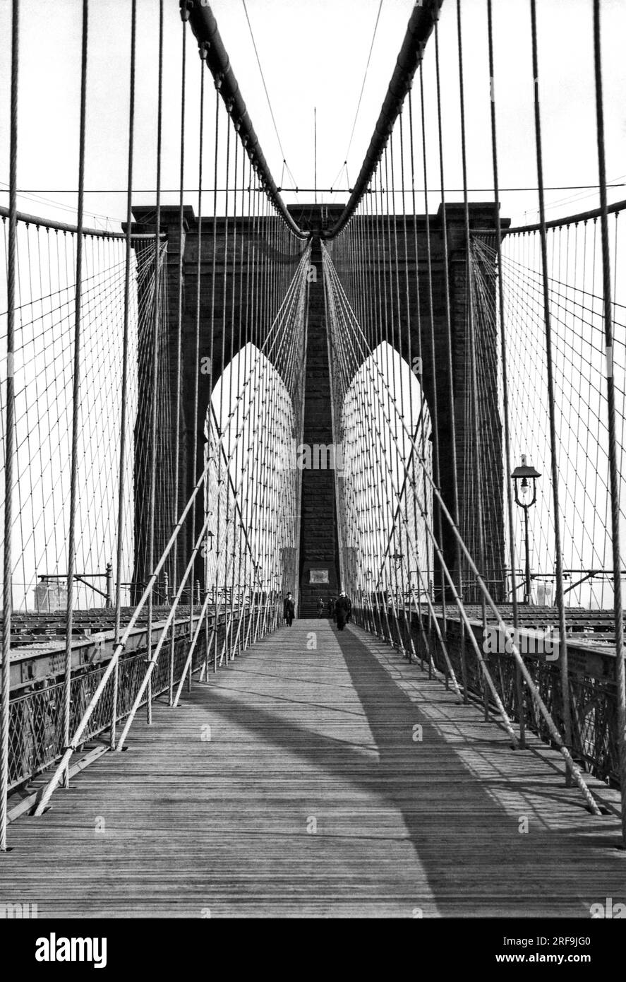 New York, New York: ca. 1923. Die Brooklyn Bridge, die den East River zwischen Manhattan und Brooklyn überspannt. Stockfoto