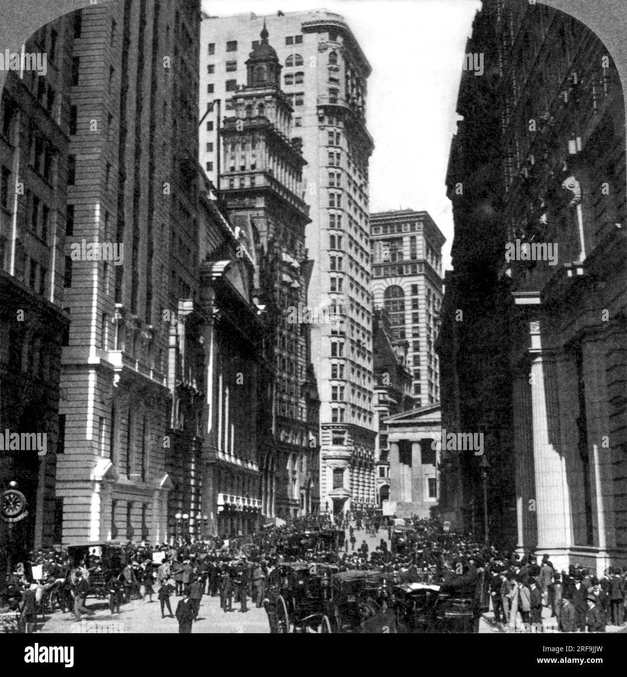 New York, New York 1903, Richtung Norden auf der Broad Street zur Börse auf der linken Seite und zur US-Finanzbehörde und Wall Street dahinter. Stockfoto