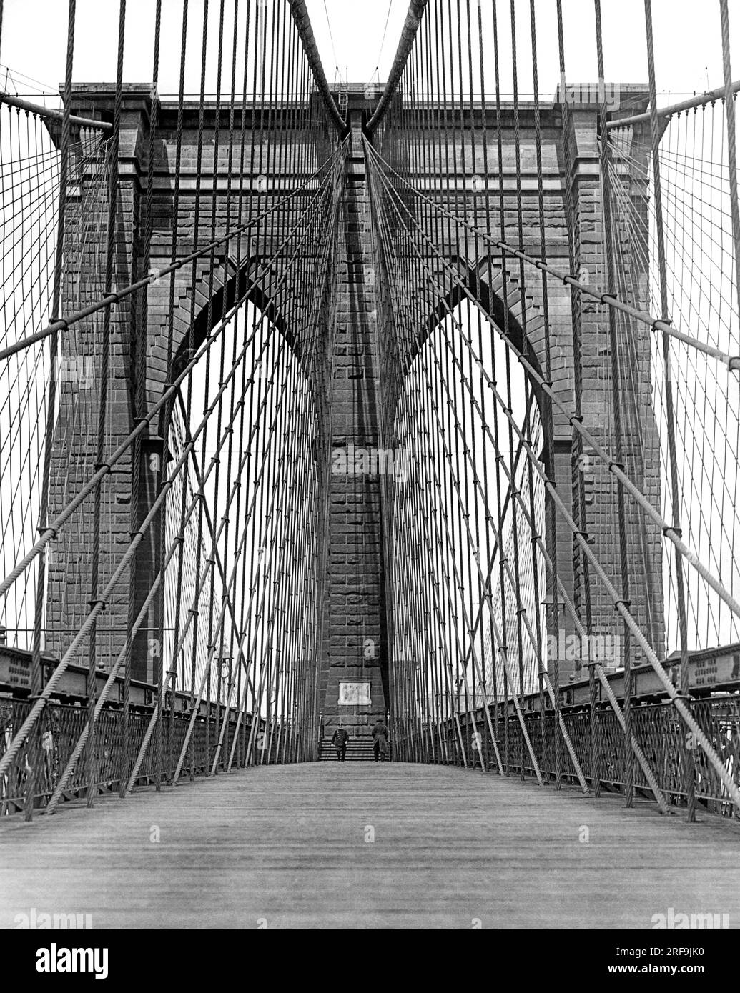 New York, New York: ca. 1926. Ein eindrucksvoller Blick auf die Promenade über der berühmten Brooklyn Bridge. Die Brücke wurde 1883 zu Gesamtkosten von 25 Millionen Dollar fertiggestellt. Stockfoto