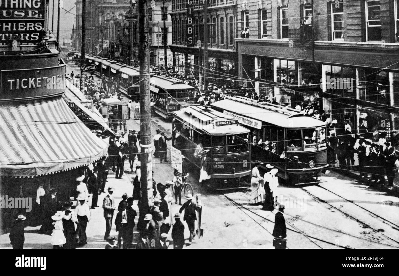 Portland, Oregon: 1905 Uhr Straßenbahnfahrt auf der Morrison Street mit Blick nach Osten von der 3. Avenue. Stockfoto