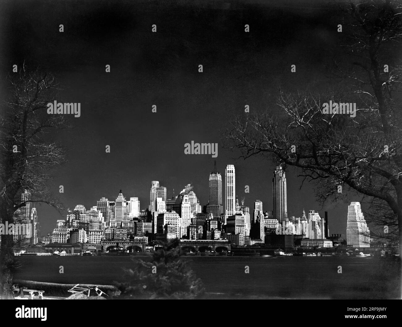 Governors Island, New York: ca. 1937. Ein Infrarotbild der südlichen Skyline von Manhattan aus Sicht von Fort Jay auf Governors Island. Stockfoto