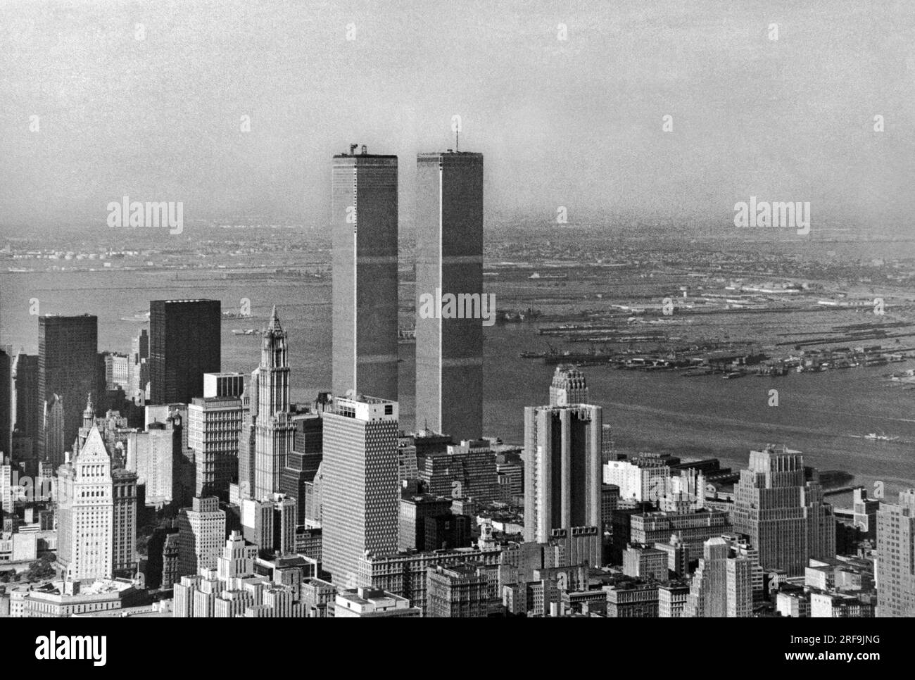 New York, New York: 5. August 1972 die kürzlich fertiggestellten World Trade Center Twin Towers mit Staten Island im Hintergrund. Stockfoto