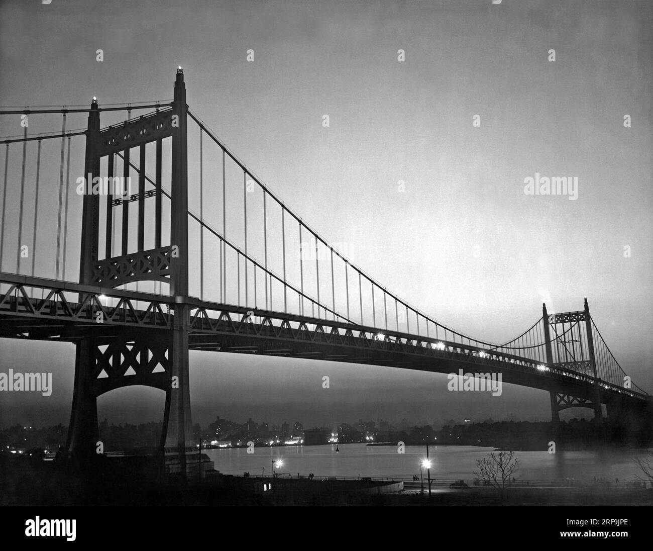 New York, New York: ca. 1937. Die neu eröffnete Triborough Bridge bei Nacht. Es verbindet die Stadtteile Manhattan, Queens und Bronx. Sie heißt jetzt Robert F. Kennedy Bridge. Stockfoto