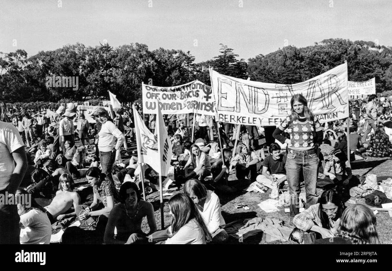 San Francisco, Kalifornien: ca. 1969 Eine Frauengruppe bei einem Treffen gegen den Vietnamkrieg im Golden Gate Park. Stockfoto