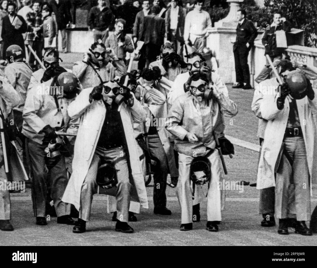 Berkeley, Kalifornien: Mai 1969, Berkeley Polizei trägt Aufruhr-Ausrüstung auf dem Sproul Plaza auf dem Campus der University of California am ersten Tag der Konfrontation mit den Studenten. Stockfoto