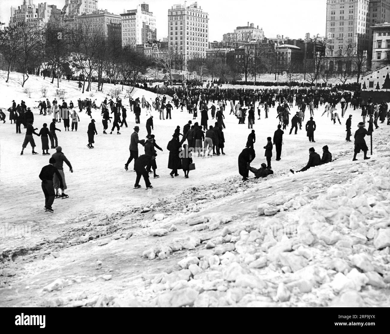 New York, New York: ca. 1928 000 Besucher versammeln sich am 59. Street Lake im Central Park zum jährlichen Wintersport-Karneval, der vom NYC Department of Parks gesponsert wird. Stockfoto