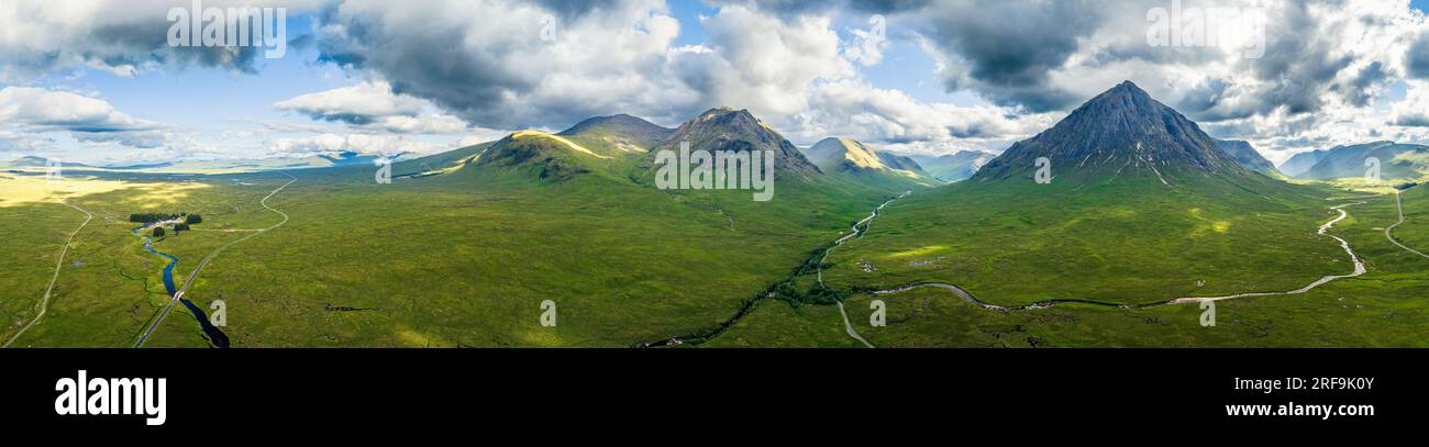 Rannoch Moor und Berge rund um Buachaille Etive Mòr von einer Drohne, River Coupall, Glen Etive und River Etive, Highlands, Schottland, Großbritannien Stockfoto