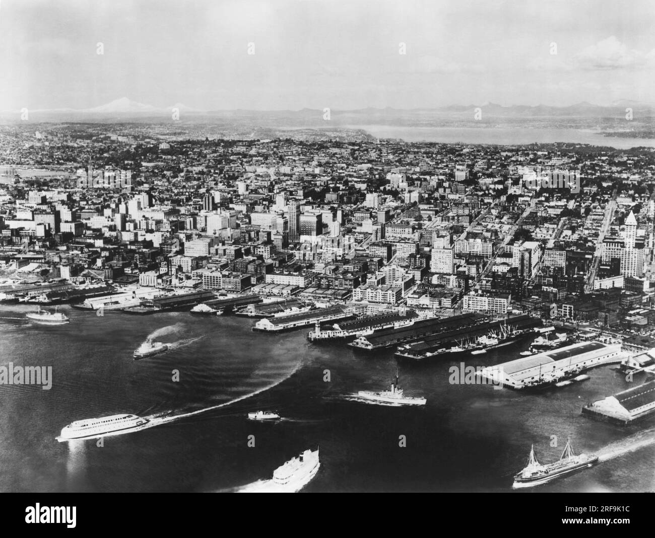 Seattle, Washington c 1942 die Seattles Uferpromenade mit Mount Baker hinten links und der Kalakala Fähre vorne links. Stockfoto