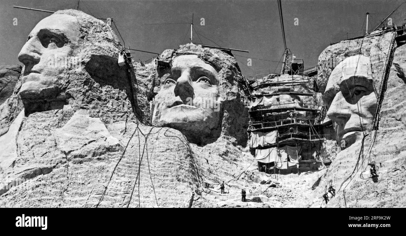 Mt. Rushmore, South Dakota: ca. 1938. Arbeiter auf den Gesichtern des Mount Rushmore. Roosevelt hat das Gerüst über seinem Gesicht. Stockfoto