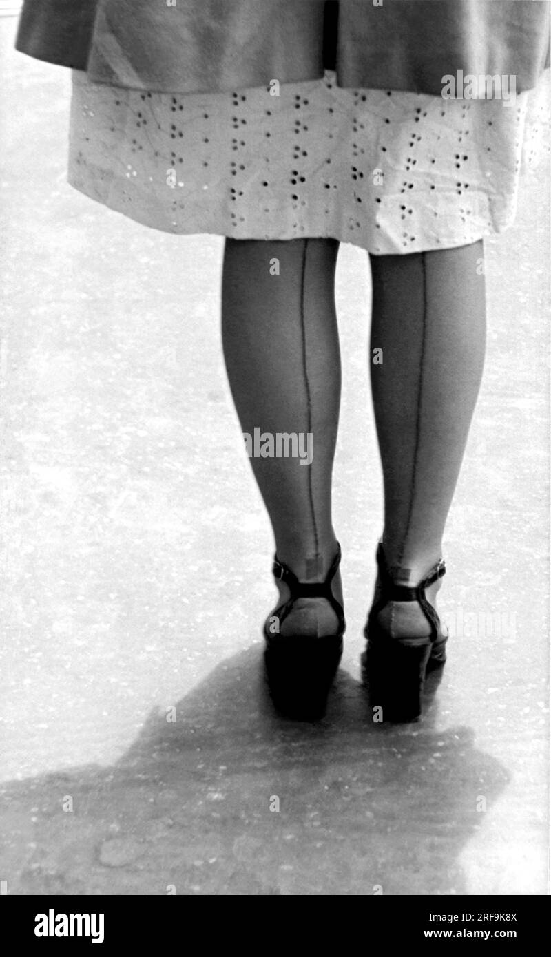 Vereinigte Staaten: c. 1950. Die Beine einer Frau von hinten zeigen die Nähte in ihren Strümpfen. Stockfoto