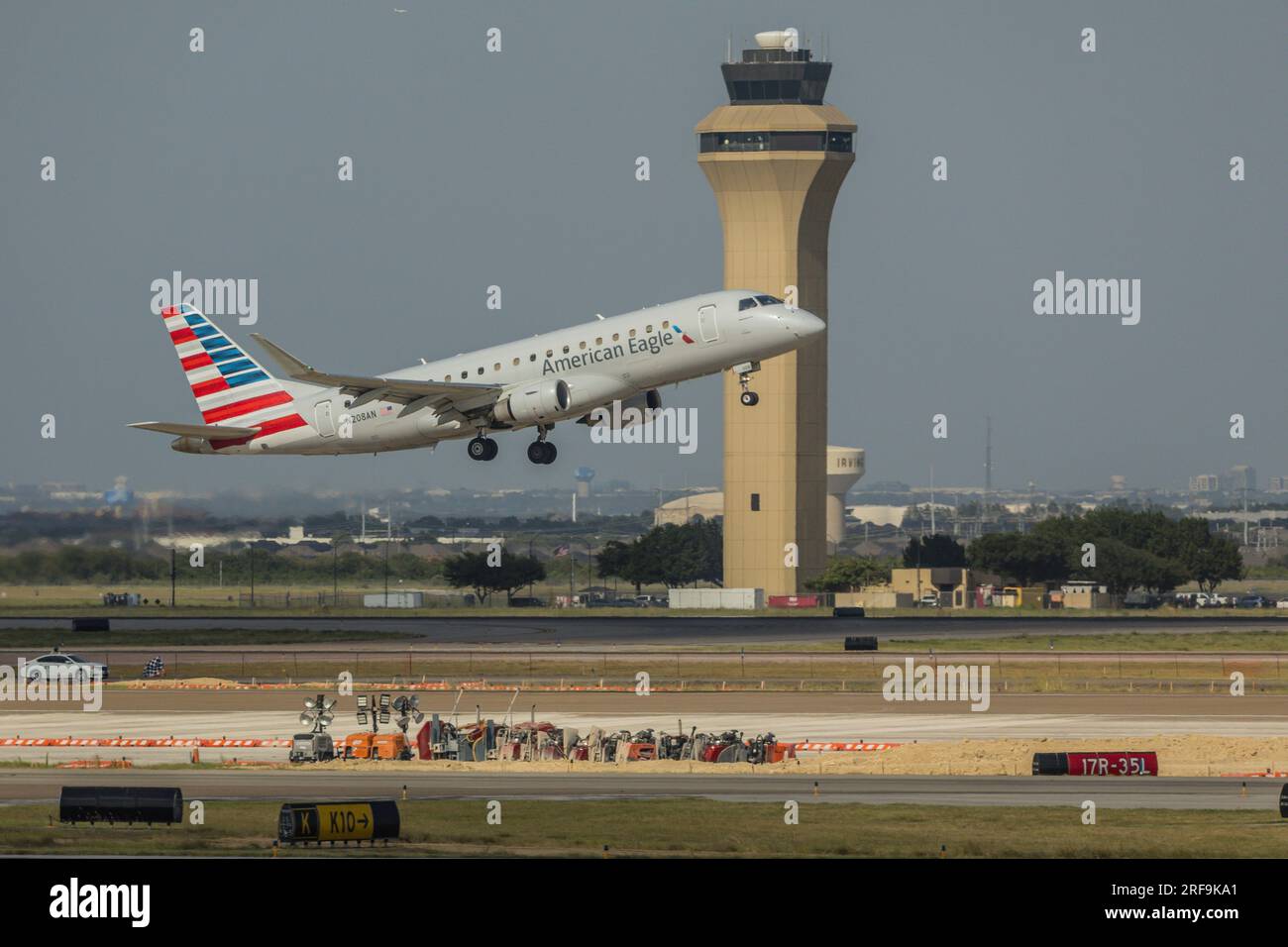Am Dallas-Fort Worth International Airport (DFW) in Dallas Texas in den USA wird am 1. August 2023 ein Flugzeug von American Airlines gesehen. Stockfoto
