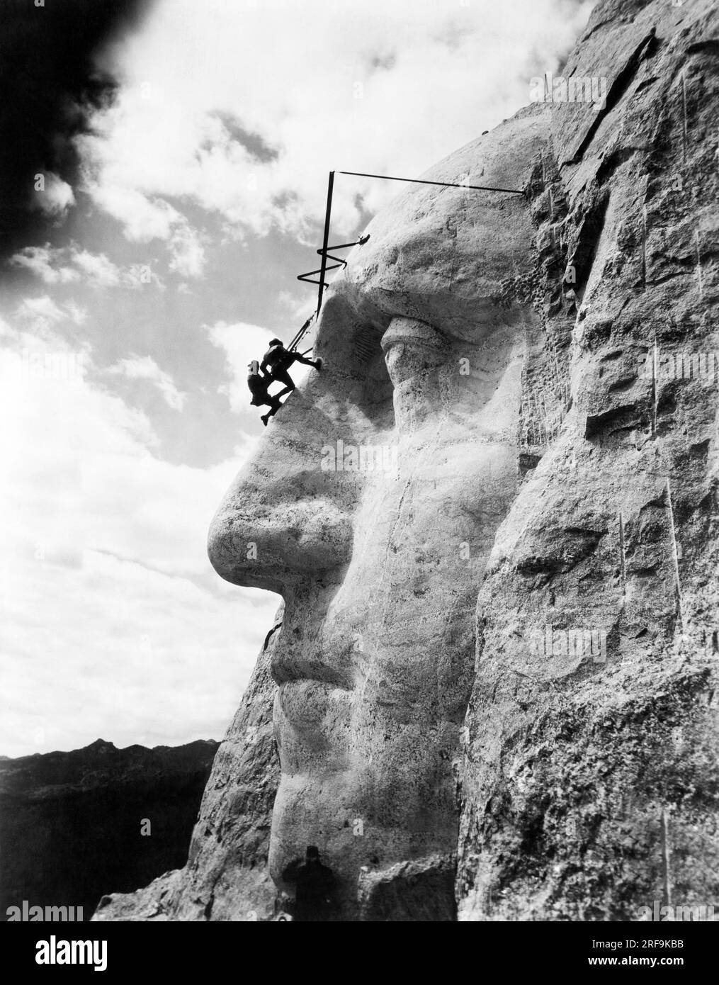 Mount Rushmore, South Dakota: 31. Mai 1932, Bildhauer Gutzon Borglum und seine Inspektionsarbeit an der Nase von George Washington. Stockfoto
